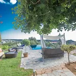 Foothills, Exquisite 5bdr With Pool