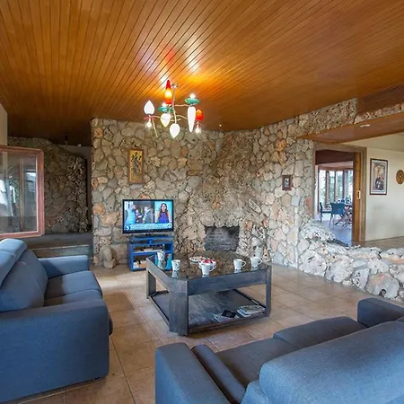 Foothills, Exquisite 5bdr With Pool