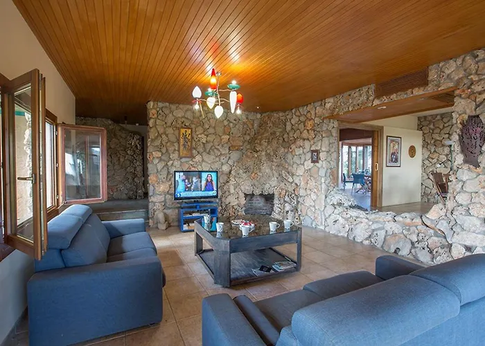 Foothills, Exquisite 5bdr With Pool