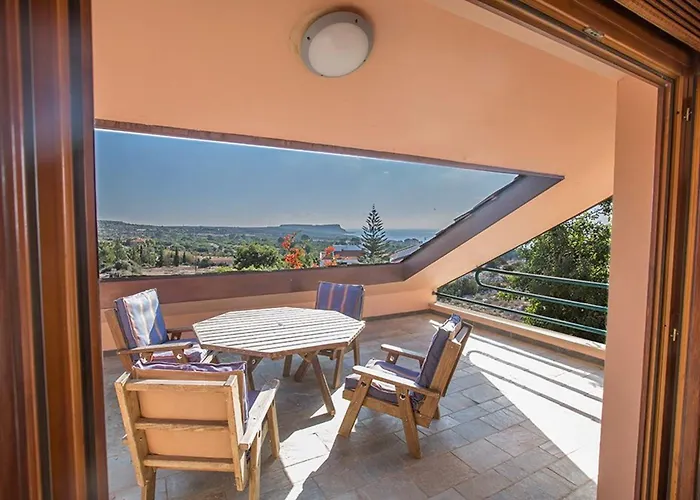 Foothills, Exquisite 5bdr With Pool Villa