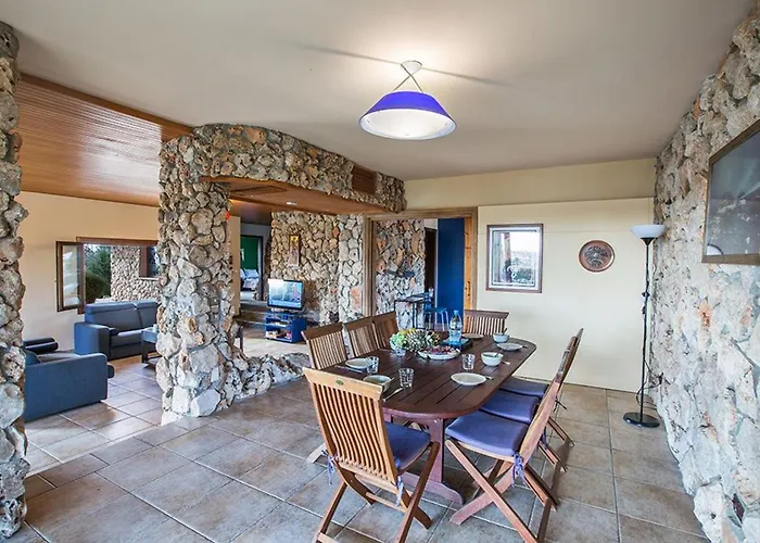 Foothills, Exquisite 5bdr With Pool Villa